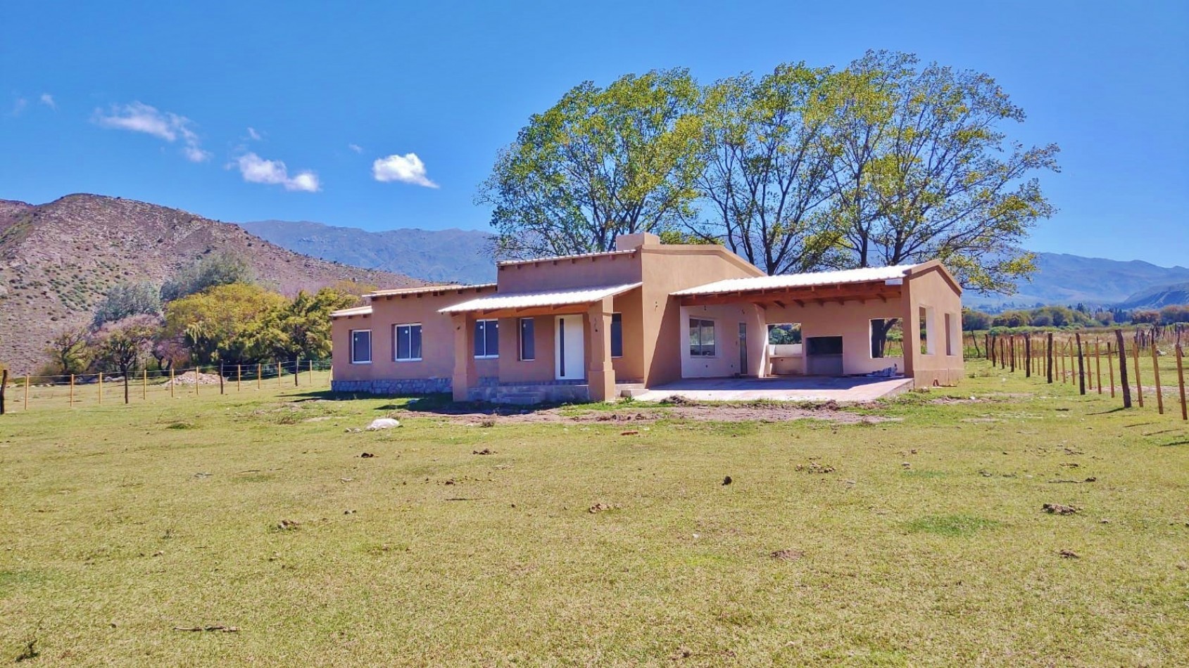 CASA EN VENTA 4D, 2 BÑ - TAFI DEL VALLE - LOTEO VILLA CHENAUT 