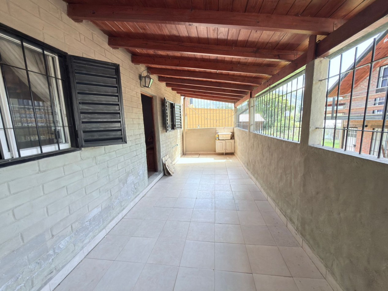 VENTA CASA EL MOLLAR 2D, QUINCHO CON ASADOR Y COCHERA. BARRIO CERRADO CERCANO AL LAGO